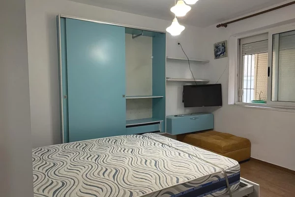 Shtepi me qera Apartament ne Tirane, Garsoniere, Mobilimi E mobiluar, Pagesa 35,000  Leke.
