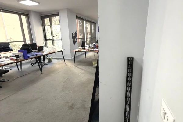 Jepet ambjent per zyra 400 m2 te Shkolla e Kuqe