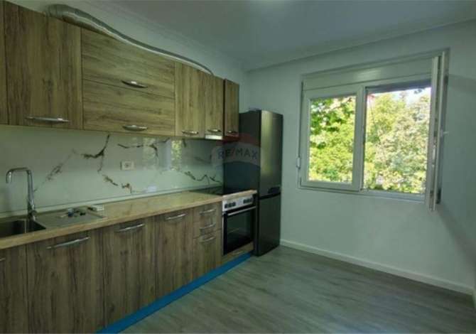 Ambient biznesi me qera 3+1 ne Tirane - 1,000 Euro