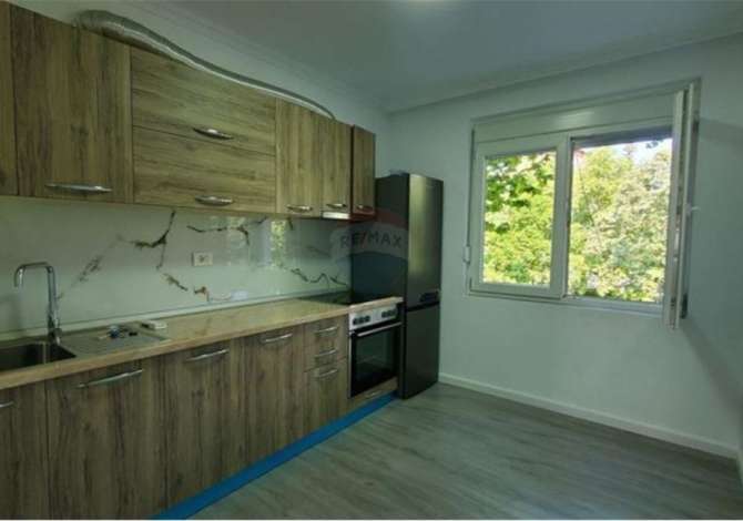 Ambient biznesi me qera 3+1 ne Tirane - 1,000 Euro