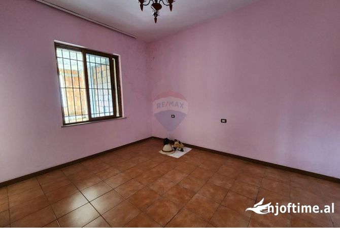 Ambient biznesi me qera 3+1 ne Tirane - 700 Euro