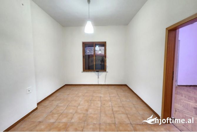 Ambient biznesi me qera 3+1 ne Tirane - 700 Euro