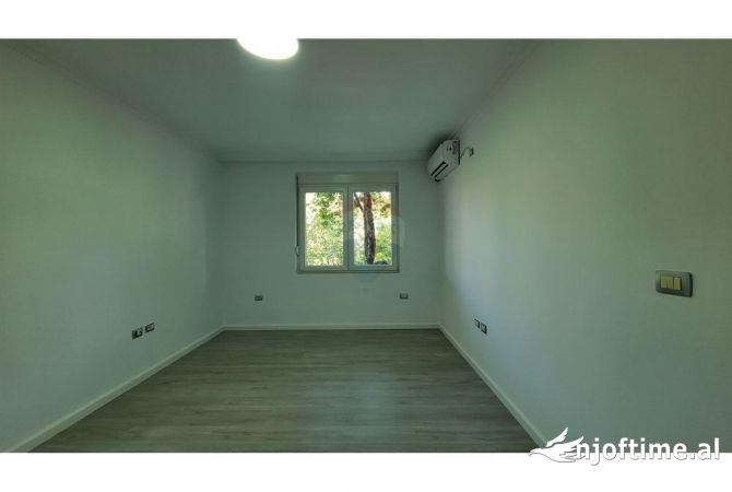 Ambient biznesi me qera 3+1 ne Tirane - 1,000 Euro