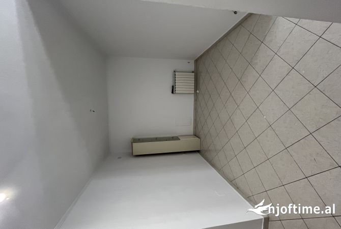 Ambient biznesi me qera 3+1 ne Tirane - 600 Euro
