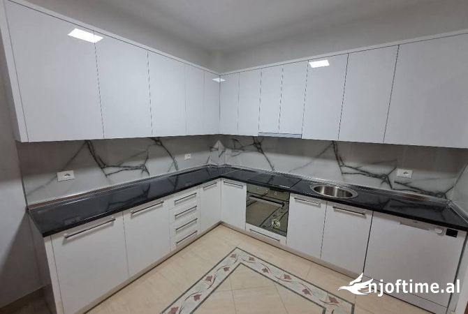 Shtepi me qera 2+1 ne Tirane - 1,300 Euro