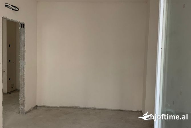 Shtepi ne shitje Apartament ne Tirane, 1+1, Mobilimi Bosh, pa mobiluar, Pagesa 104,500  Euro.