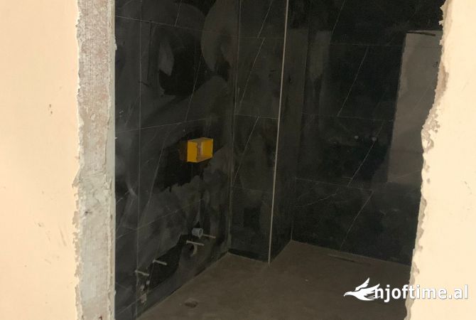 Shtepi ne shitje Apartament ne Tirane, 1+1, Mobilimi Bosh, pa mobiluar, Pagesa 104,500  Euro.