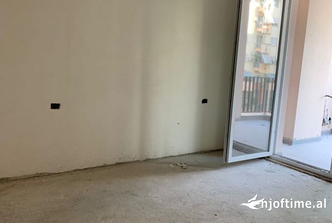 Shtepi ne shitje Apartament ne Tirane, 1+1, Mobilimi Bosh, pa mobiluar, Pagesa 104,500  Euro.