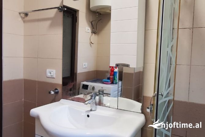 Shtepi me qera Apartament ne Tirane, 2+1, Mobilimi E mobiluar, Pagesa 700  Euro.