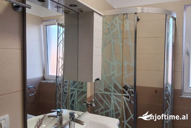 Shtepi me qera Apartament ne Tirane, 2+1, Mobilimi E mobiluar, Pagesa 700  Euro.