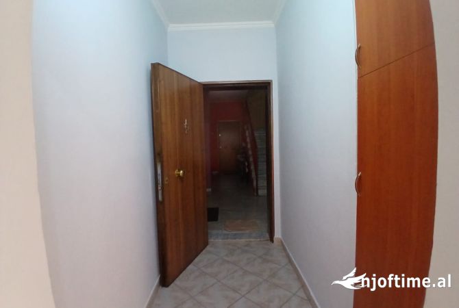 Jepet me qira  apartament 1+1+1+ 2 verande, tek stacioni i fundit i Tiranes se Re.