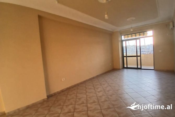Jepet me qira  apartament 1+1+1+ 2 verande, tek stacioni i fundit i Tiranes se Re.