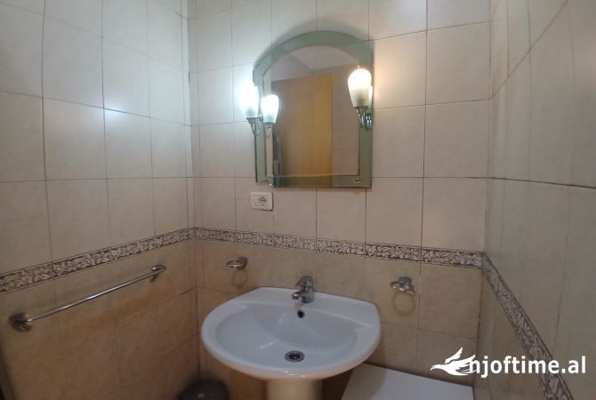 Jepet me qira  apartament 1+1+1+ 2 verande, tek stacioni i fundit i Tiranes se Re.