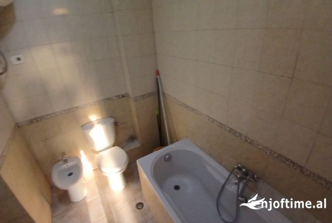 Jepet me qira  apartament 1+1+1+ 2 verande, tek stacioni i fundit i Tiranes se Re.