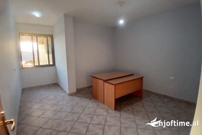 Jepet me qira  apartament 1+1+1+ 2 verande, tek stacioni i fundit i Tiranes se Re.