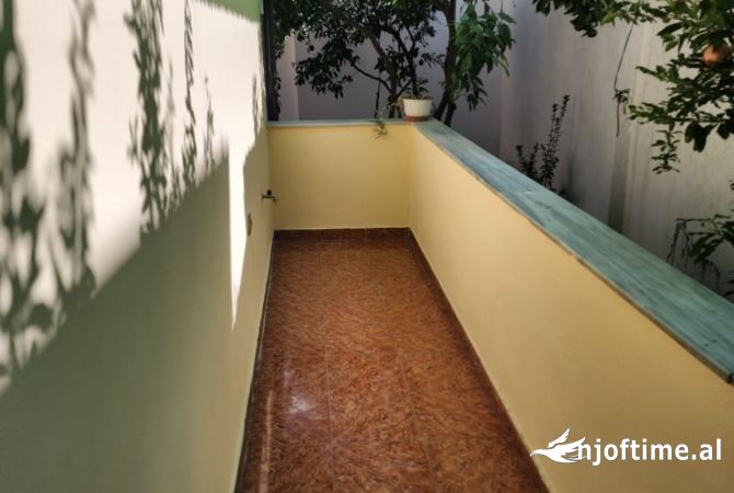 Shtepi me qera Shtepi Private ne Tirane, 3+1, Mobilimi E mobiluar, Pagesa 100,000  Leke.