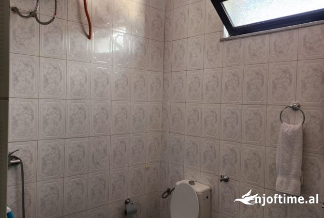 Shtepi me qera Shtepi Private ne Tirane, 3+1, Mobilimi E mobiluar, Pagesa 100,000  Leke.