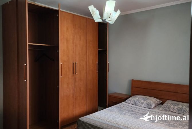 Shtepi me qera Shtepi Private ne Tirane, 3+1, Mobilimi E mobiluar, Pagesa 100,000  Leke.