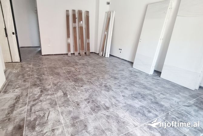 Shtepi ne shitje Apartament ne Tirane, 1+1, Mobilimi Bosh, pa mobiluar, Pagesa 117,500  Euro.