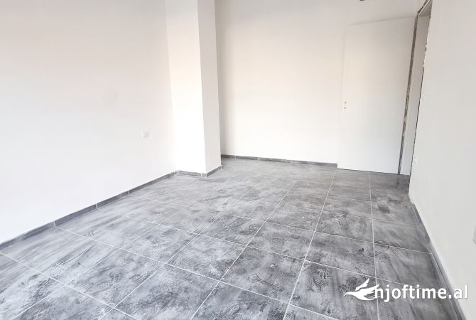 Shtepi ne shitje Apartament ne Tirane, 1+1, Mobilimi Bosh, pa mobiluar, Pagesa 117,500  Euro.