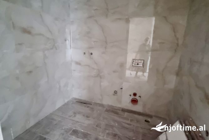 Shtepi ne shitje Apartament ne Tirane, 2+1, Mobilimi Bosh, pa mobiluar, Pagesa 179,600  Euro.