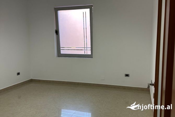  jepet  me qira. Ne zemer te Bllokut Apartament 2+1+1 per zyre. Buze rruge kryesore. Fasade e madhe