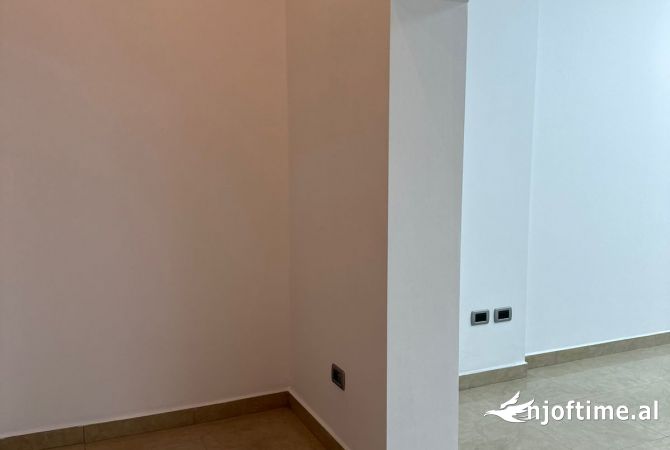  jepet  me qira. Ne zemer te Bllokut Apartament 2+1+1 per zyre. Buze rruge kryesore. Fasade e madhe
