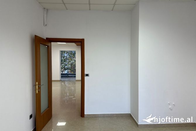  jepet  me qira. Ne zemer te Bllokut Apartament 2+1+1 per zyre. Buze rruge kryesore. Fasade e madhe