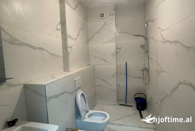 Jepet me qira zyre ne nje nga Komplekset me te mira te zones se Porcelanit