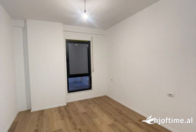 Jepet me qira zyre ne nje nga Komplekset me te mira te zones se Porcelanit