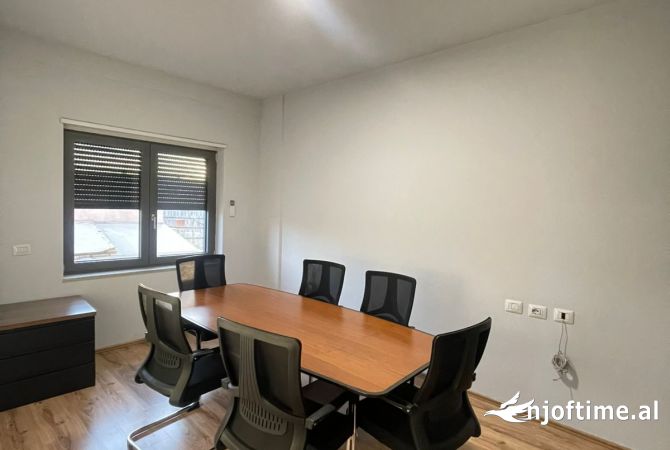 Ambient biznesi me qera 3+1 ne Tirane - 800 Euro