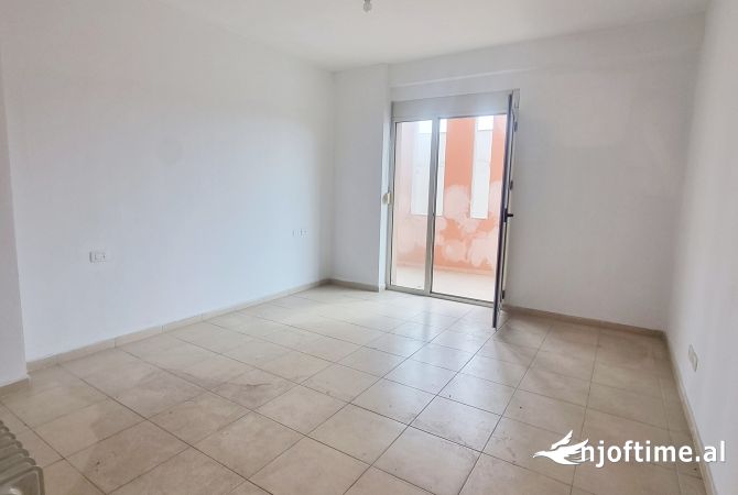 Shtepi ne shitje Apartament ne Durres, 3+1, Mobilimi Pjeserisht e mobiluar, Pagesa 110,000  Euro.