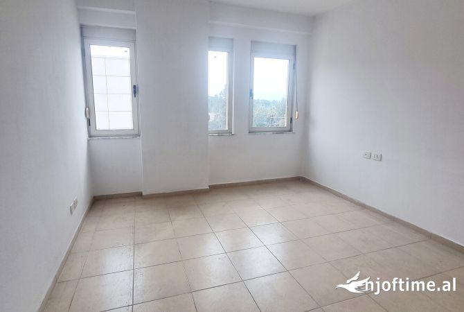 Shtepi ne shitje Apartament ne Durres, 3+1, Mobilimi Pjeserisht e mobiluar, Pagesa 110,000  Euro.