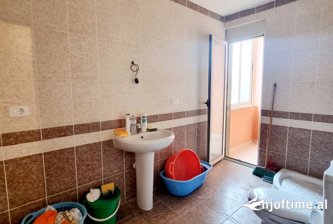 Shtepi ne shitje Apartament ne Durres, 3+1, Mobilimi Pjeserisht e mobiluar, Pagesa 110,000  Euro.