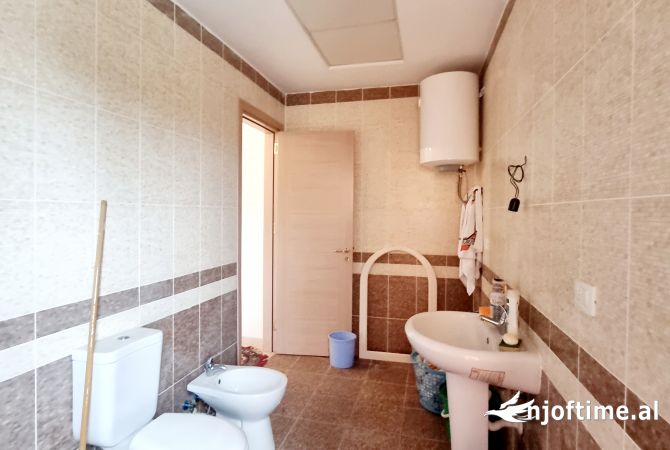 Shtepi ne shitje Apartament ne Durres, 3+1, Mobilimi Pjeserisht e mobiluar, Pagesa 110,000  Euro.