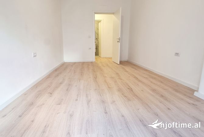 Shtepi ne shitje Apartament ne Tirane, 2+1, Mobilimi Bosh, pa mobiluar, Pagesa 287,500  Euro.