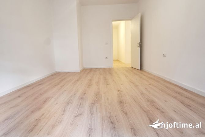 Shtepi ne shitje Apartament ne Tirane, 2+1, Mobilimi Bosh, pa mobiluar, Pagesa 287,500  Euro.