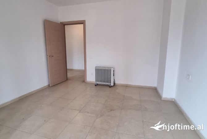 Shtepi ne shitje Apartament ne Durres, 3+1, Mobilimi Bosh, pa mobiluar, Pagesa 113,000  Euro.