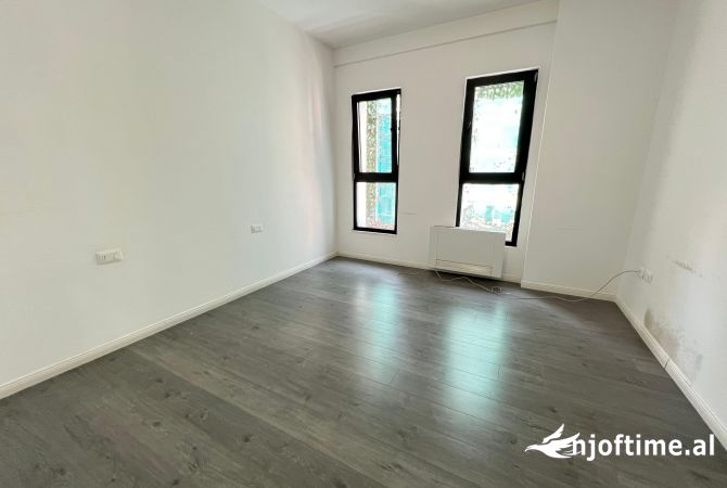 Ambient biznesi me qera 3+1 ne Tirane - 1,200 Euro