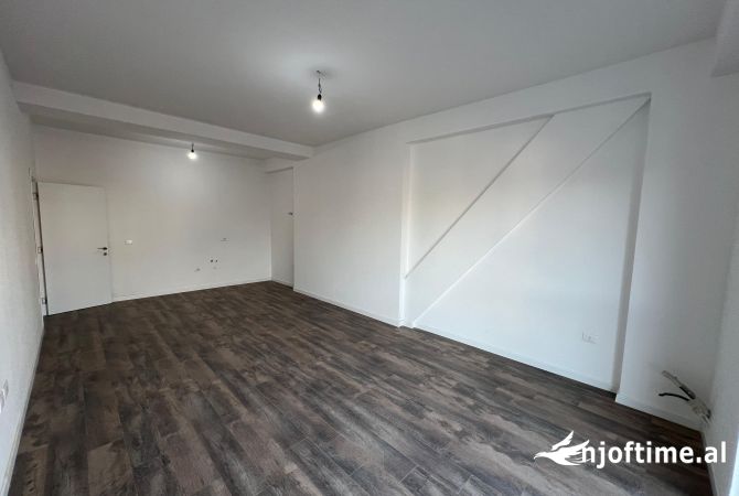 Ambient biznesi me qera 3+1 ne Tirane - 600 Euro
