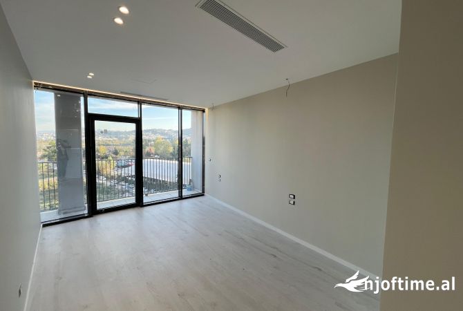 Ambient biznesi me qera 3+1 ne Tirane - 1,250 Euro