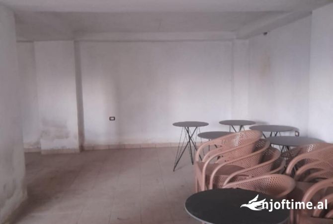 Ambiente Commerciale in Vendita 4+1 a Koriza - 16,500 Euro