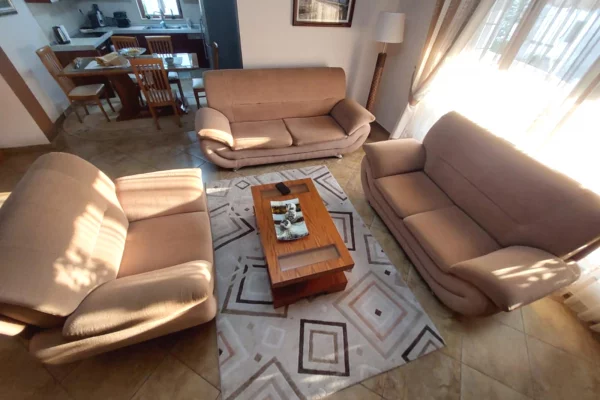 SHITEN SET KOLLTUQESH PER SALLONE, TIRANE