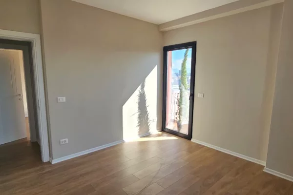 Ambient biznesi me qera 3+1 ne Tirane - 2,000 Euro