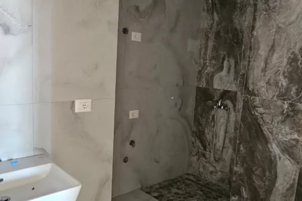 Ambient biznesi me qera 3+1 ne Tirane - 2,000 Euro