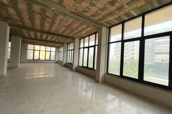 🏢 Jepet me Qira Ambient Biznesi – tek Mbikalimi i Kristalit, Tirane 📍