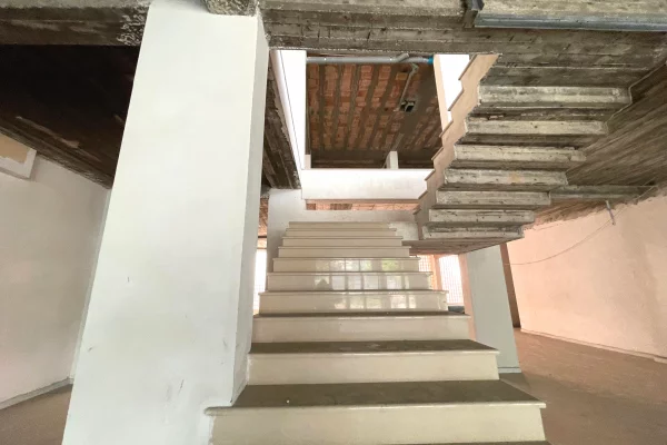 🏢 Jepet me Qira Ambient Biznesi – tek Mbikalimi i Kristalit, Tirane 📍