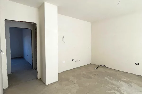 Shtepi ne shitje Apartament ne Tirane, 2+1, Mobilimi Bosh, pa mobiluar, Pagesa 191,200  Euro.