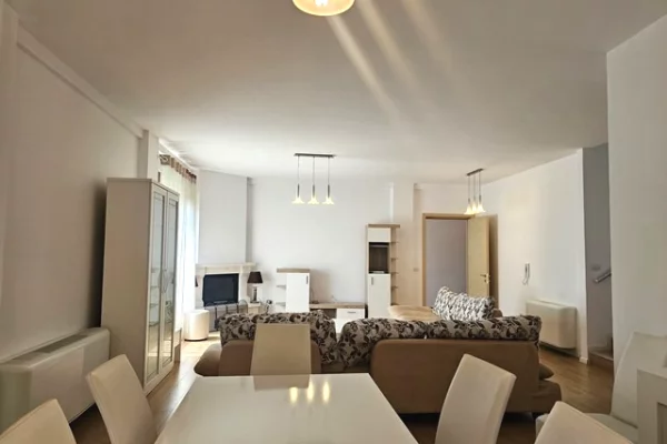 Shtepi me qera Vila Luksoze ne Tirane, 6+1, Mobilimi E mobiluar, Pagesa 2,500  Euro.