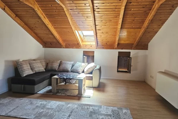 Shtepi me qera Vila Luksoze ne Tirane, 6+1, Mobilimi E mobiluar, Pagesa 2,500  Euro.